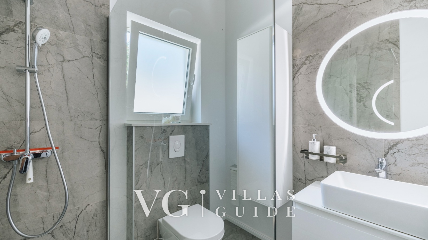Casa Belladonna for 8 Bathroom