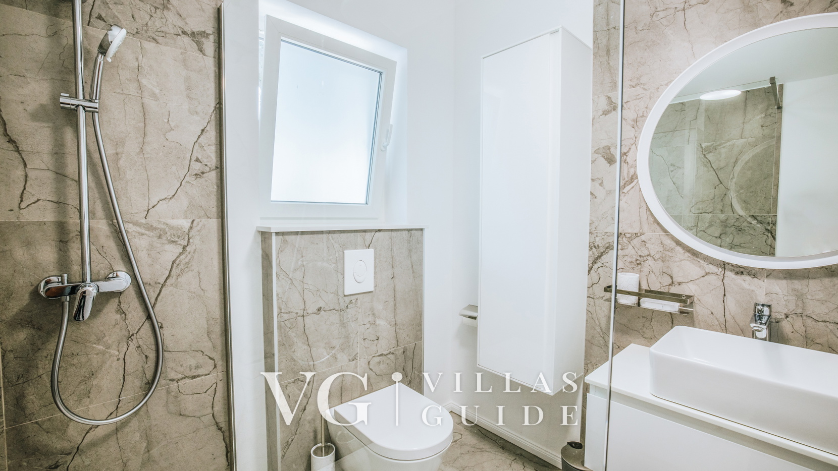 Casa Belladonna for 8 Bathroom