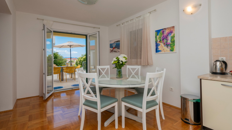 Villa Mile with a pool in the center of Makarska