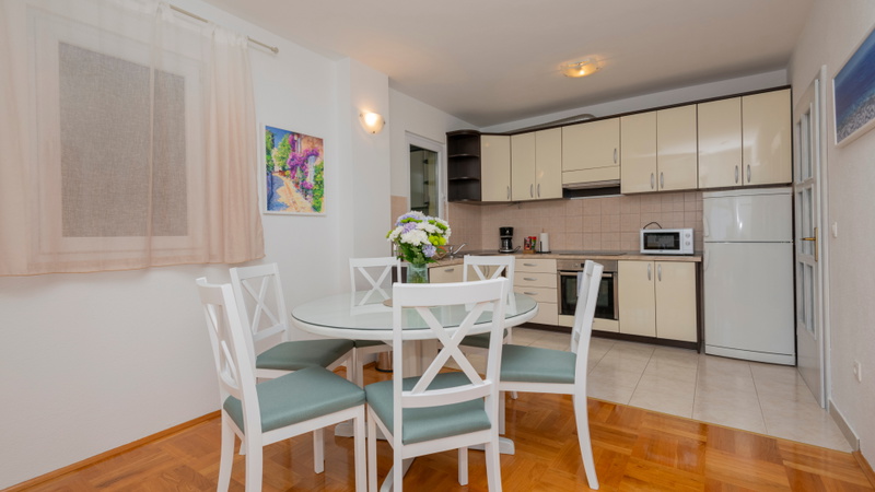 Villa Mile with a pool in the center of Makarska