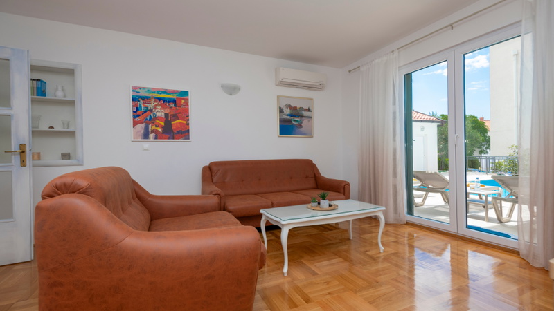 Villa Mile with a pool in the center of Makarska