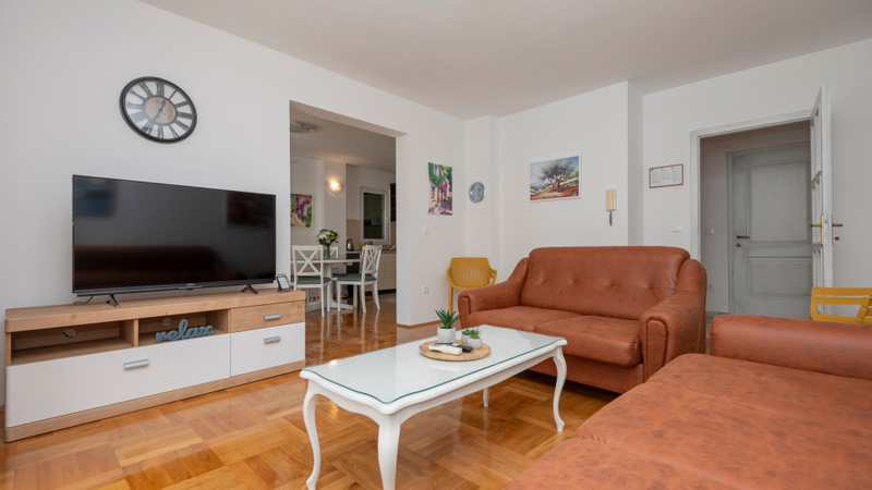 Villa Mile with a pool in the center of Makarska