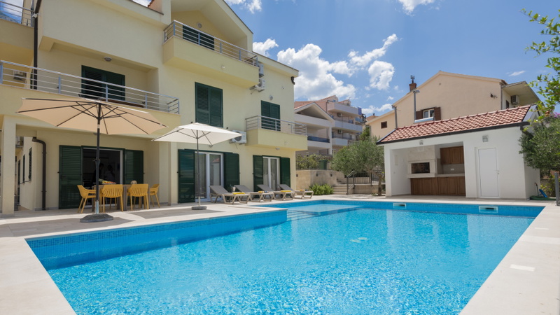 Villa Mile with a pool in the center of Makarska