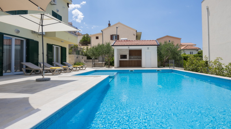 Villa Mile with a pool in the center of Makarska