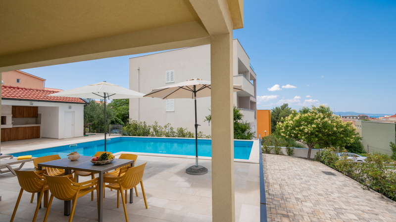 Villa Mile with a pool in the center of Makarska