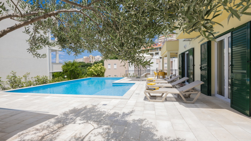 Villa Mile with a pool in the center of Makarska