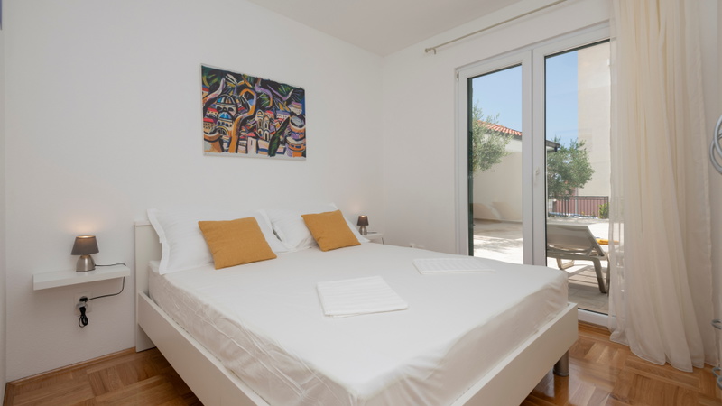 Villa Mile with a pool in the center of Makarska