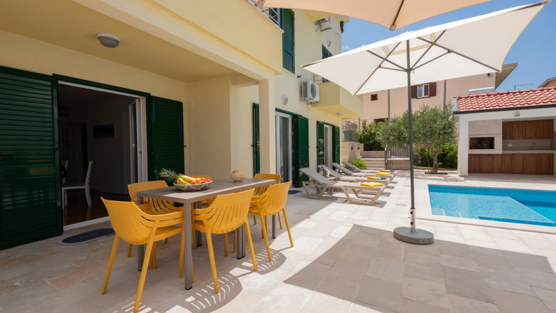 Villa Mile with a pool in the center of Makarska