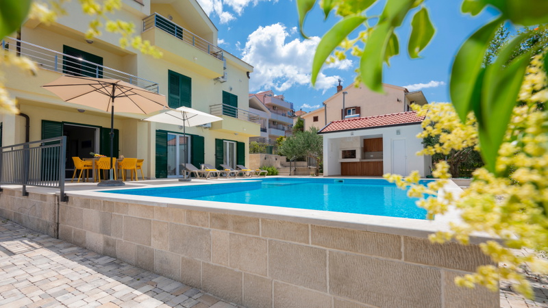 Villa Mile with a pool in the center of Makarska