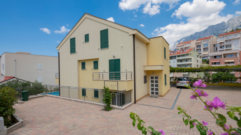 Villa Mile with a pool in the center of Makarska
