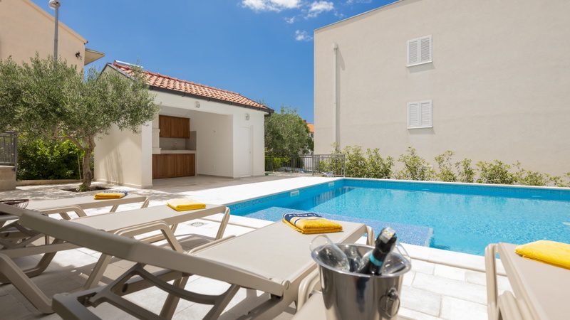 Villa Mile with a pool in the center of Makarska