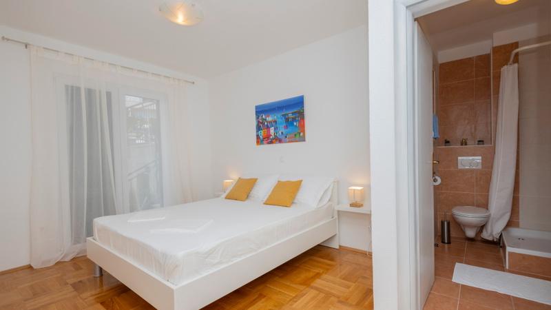 Villa Mile with a pool in the center of Makarska