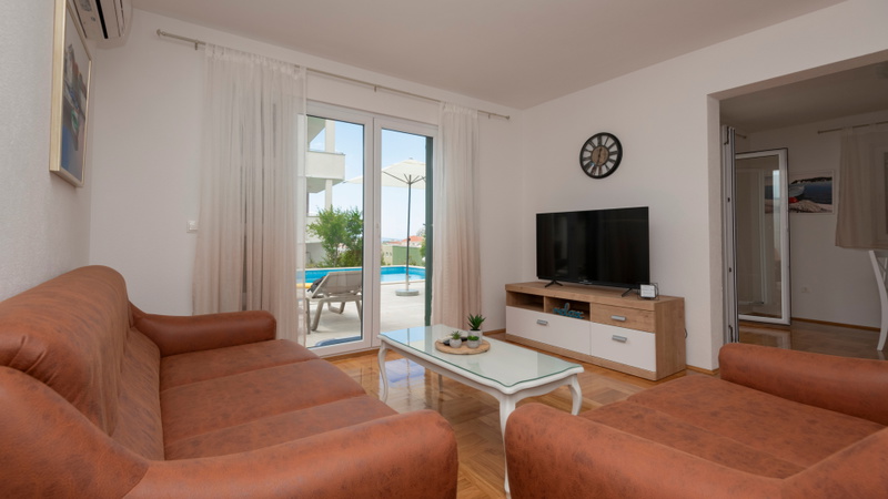 Villa Mile with a pool in the center of Makarska