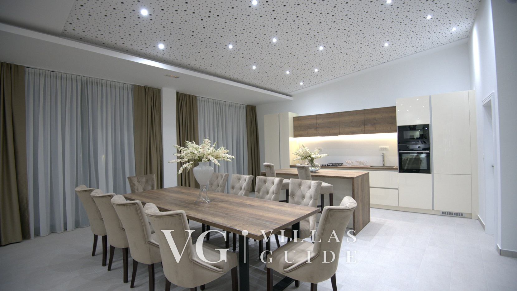 Villa President with a heated pool, wellness, and amenities Cucina
