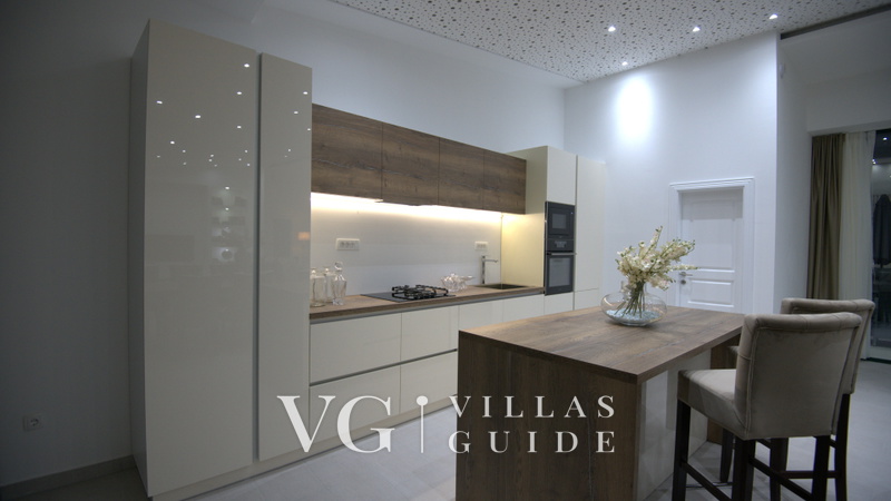 Villa President with a heated pool, wellness, and amenities Cucina