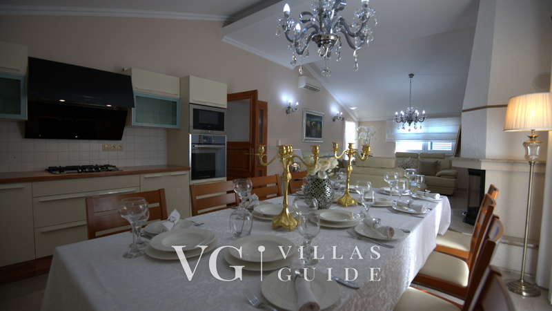 Villa President with a heated pool, wellness, and amenities Cucina