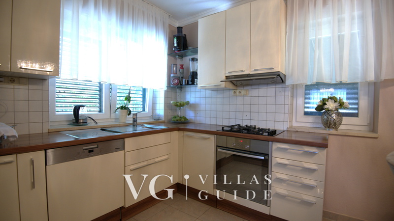 Villa President with a heated pool, wellness, and amenities Cucina