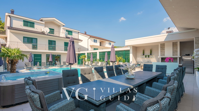 Villa President with a heated pool, wellness, and amenities Giardino e esterni della proprietà
