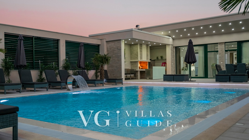 Villa President with a heated pool, wellness, and amenities Piscina