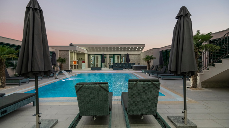 Villa President – Heated Pool, Wellness & Amenities