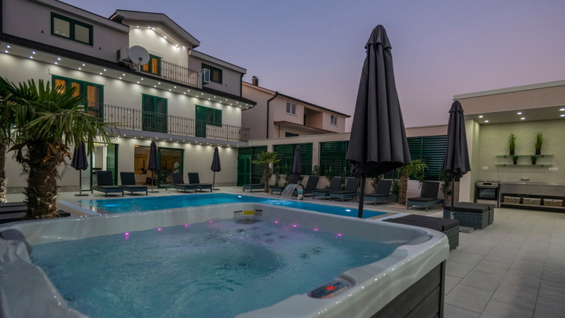 Villa President – Heated Pool, Wellness & Amenities