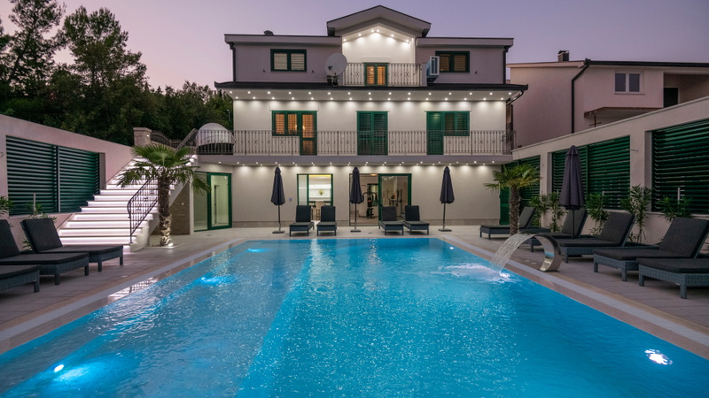 Villa President – Heated Pool, Wellness & Amenities