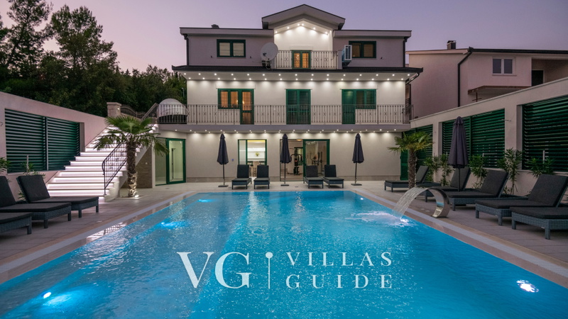 Villa President with a heated pool, wellness, and amenities Piscina