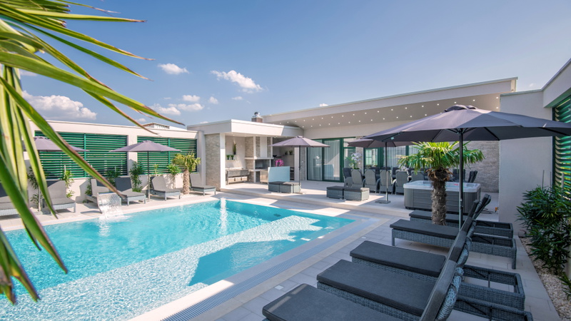 Villa President – Heated Pool, Wellness & Amenities